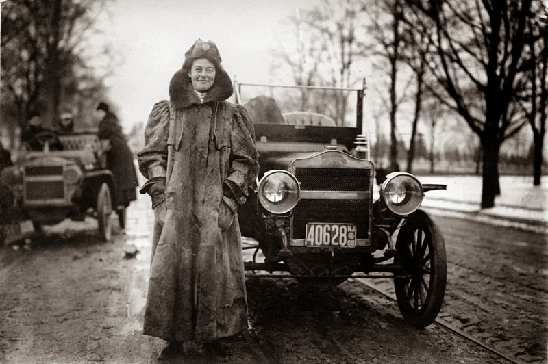 Первая женщина за рулем