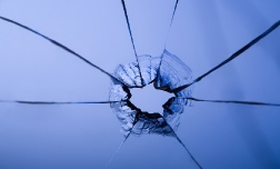 Чем опасны трещины на лобовом стекле, штрафуют ли за них?
