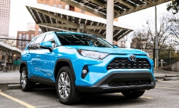 История становления легендарного кроссовера Toyota RAV4 с 1 по 5 поколение