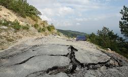 Оползень в Сочи наезжает на жилые дома