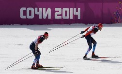 Нас не догонят! Российские лыжники заняли весь пьедестал олимпийской гонки на 50 км.