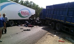 В крупной аварии на Кубани погибло 2 человека.