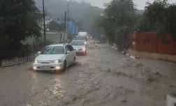 Ливень и смерчи в Туапсе превратили дороги в реки.