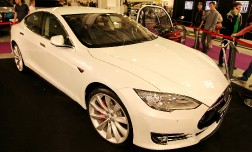 Компания Tesla обещает платить хакерам полноценную зарплату за взлом её автомобиля.