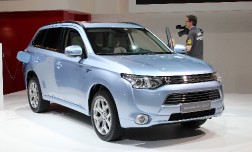Mitsubishi подготовит гибридные модификации моделей Pajero и ASX.