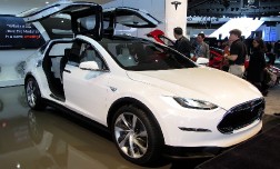Tesla представила первый в мире электрический кроссовер Model X