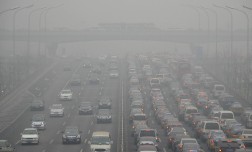 Китайские города стремятся очистить свой воздух ограничениями на автомобильный транспорт