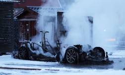 Электромобиль Tesla сгорел во время зарядки