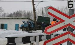 В Краснодаре пьяный водитель грузовика не уступил дорогу поезду