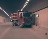 ДТП в Сочи, на Объездной дороге в тоннеле столкнулись грузовик и легковушка