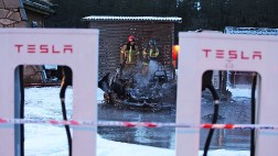 Электромобиль Tesla сгорел во время зарядки