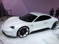 Porsche анонсировала серийный электрокар Porsche Mission E