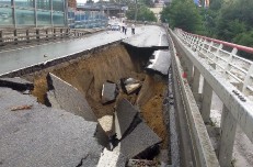 Оползень в Сочи обрушил часть федеральной трассы