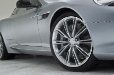 Aston Martin DB9 - хищная буква