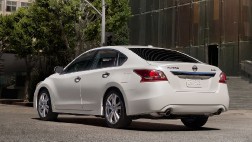 Nissan Teana – подальше от народа