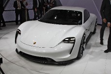 Компания Porsche представила концепт прямого конкурента Tesla Model S