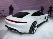 Porsche анонсировала серийный электрокар Porsche Mission E