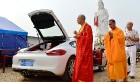 Буддийские монахи благословили Porsche.