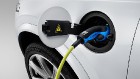 Volvo предлагает новую концепцию зарядки электромобилей от других машин