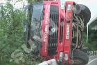 В Хостинском районе Сочи перевернулся китайский грузовик